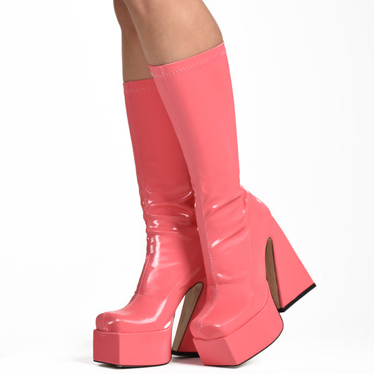 Trendy and comfortable women's boots for a chic statement